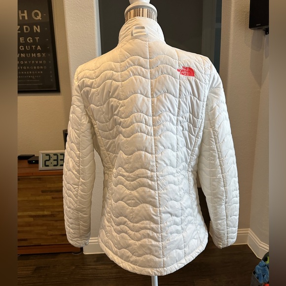 The North Face Women's White Jacket large puffer zip closure & pockets - Picture 2 of 15